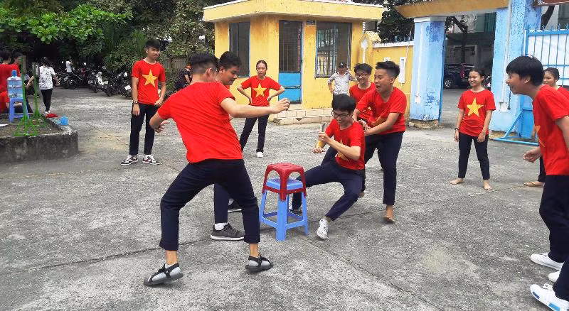 Để cướp được trái cầu để giữa, mỗi đội phải chuẩn bị kỹ càng, nhanh nhẹn.