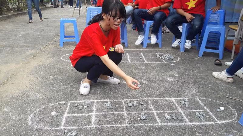 Các bạn trẻ rất hứng thú với những trò chơi mà lâu nay chỉ được nghe qua câu chuyện kể của ông bà, cha mẹ.