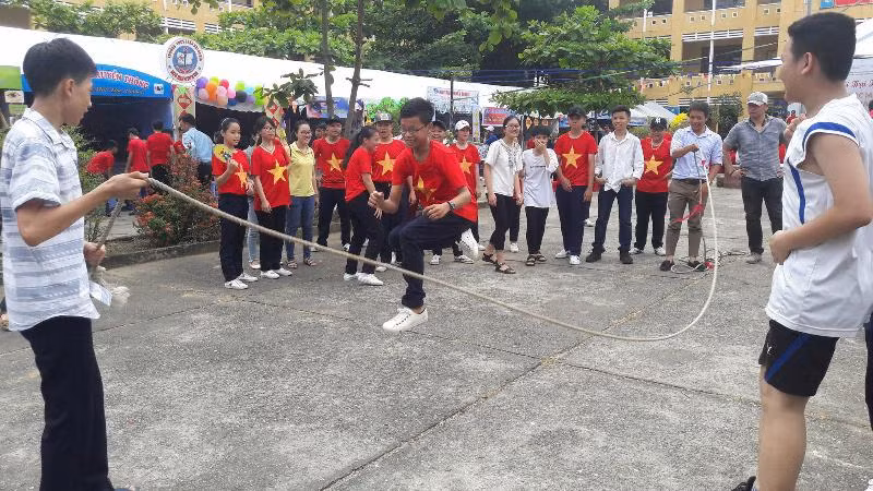 Nhảy dây vốn là một môn thể dục tốt cho sức khỏe nay trở thành một trò chơi hấp dẫn.