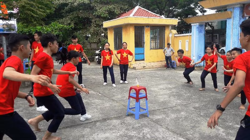 Trò chơi cướp cầu thu hút được sự tham gia của đông đảo bạn trẻ.