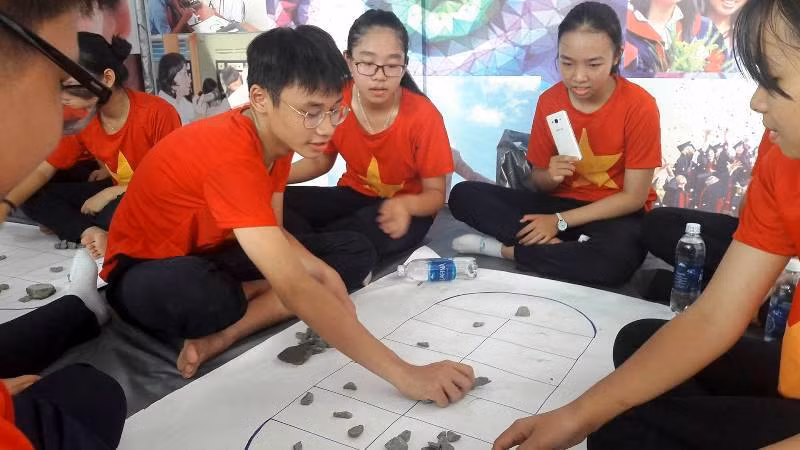 Trò chơi dân gian vốn bị xem là "thất truyền" trong thế hệ học sinh những năm 2000 đã được "hồi sinh" ở các trại hè của Đà Nẵng.