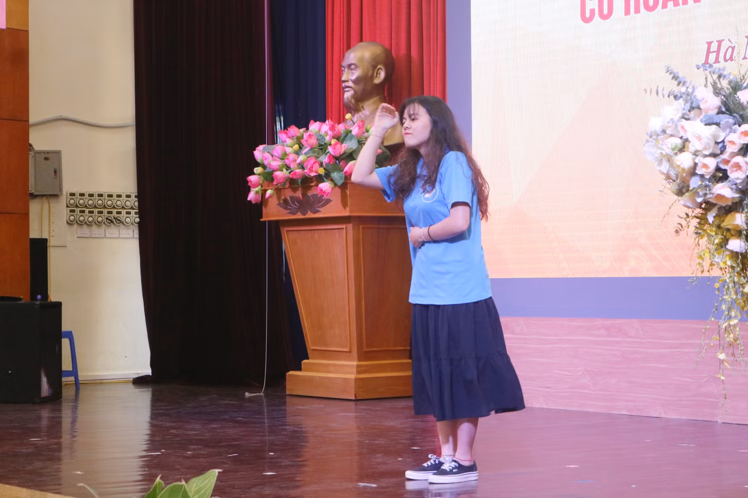 Em Nguyễn Thị Nhật Lệ chia sẻ những tâm tư, tình cảm của mình trong buổi gặp mặt với Thủ tướng. Em Nguyễn Thị Nhật Lệ chia sẻ những tâm tư, tình cảm của mình trong buổi gặp mặt với Thủ tướng.