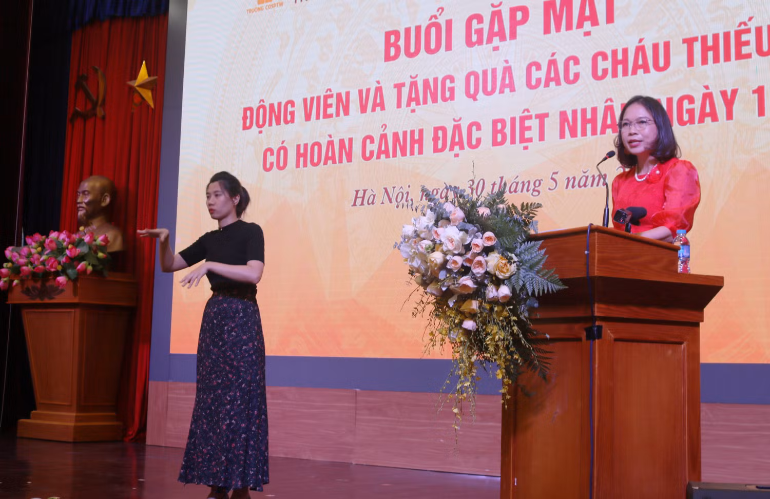Tiến sĩ Lê Thị Thúy Hằng - Giám đốc Trung tâm Hỗ trợ phát triển giáo dục hoà nhập chia sẻ tại buổi gặp mặt. Tiến sĩ Lê Thị Thúy Hằng - Giám đốc Trung tâm Hỗ trợ phát triển giáo dục hoà nhập chia sẻ tại buổi gặp mặt.