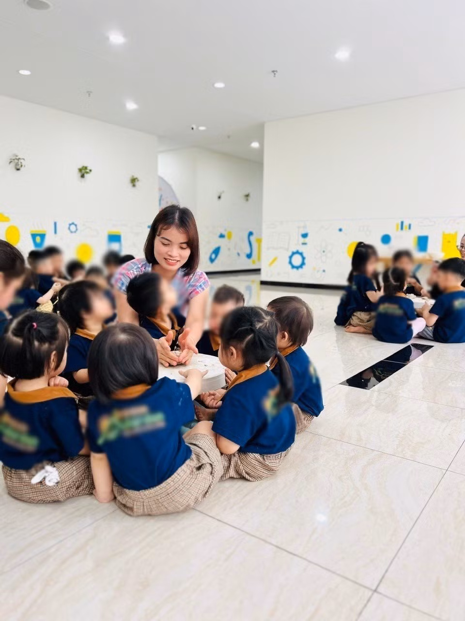 Trao gửi yêu thương, mang hạnh phúc đến với những đứa trẻ may mắn cũng chính là niềm hạnh phúc với giáo viên.