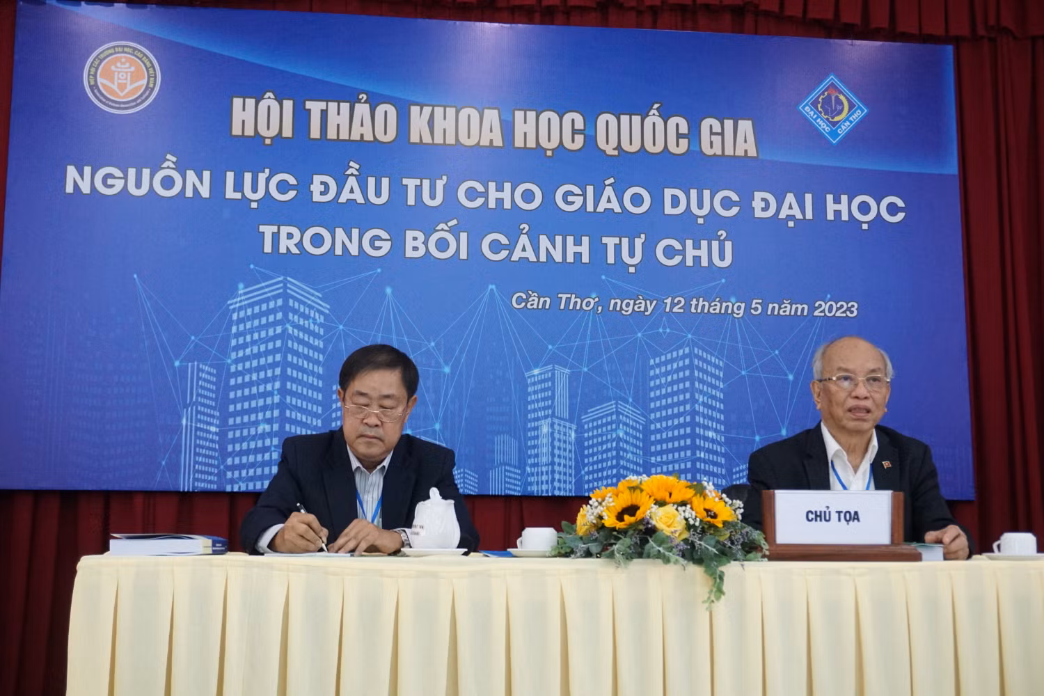 Phiên thảo luận thứ nhất tại hội thảo do Giáo sư Trình Quang Phú (bên phải) và Giáo sư Hà Thanh Toàn chủ trì Phiên thảo luận thứ nhất tại hội thảo do Giáo sư Trình Quang Phú (bên phải) và Giáo sư Hà Thanh Toàn chủ trì