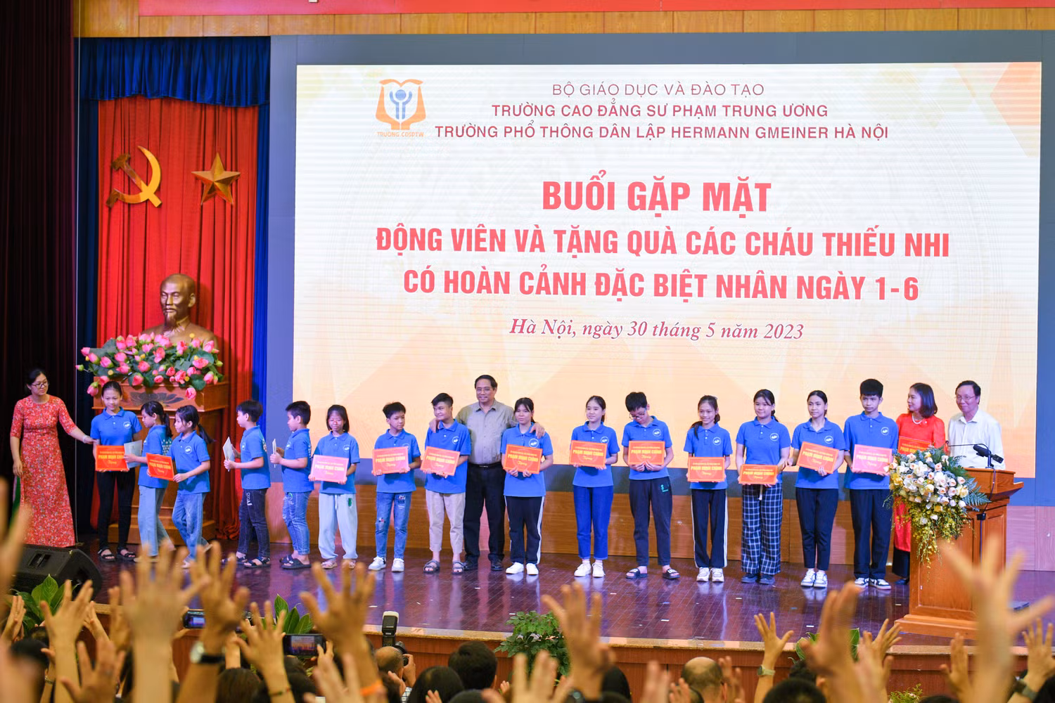 Thủ tướng Phạm Minh Chính tặng quà cho các em học sinh có hoàn cảnh đặc biệt. Thủ tướng Phạm Minh Chính tặng quà cho các em học sinh có hoàn cảnh đặc biệt.