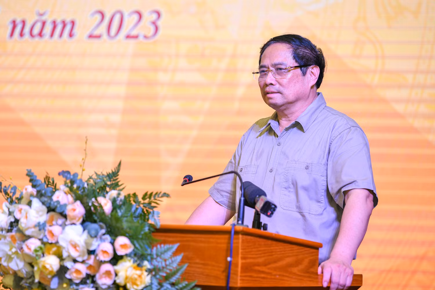Thủ tướng gửi gắm mong muốn các em học sinh luôn lạc quan, tự tin, nuôi dưỡng đam mê, ước mơ. Thủ tướng gửi gắm mong muốn các em học sinh luôn lạc quan, tự tin, nuôi dưỡng đam mê, ước mơ.
