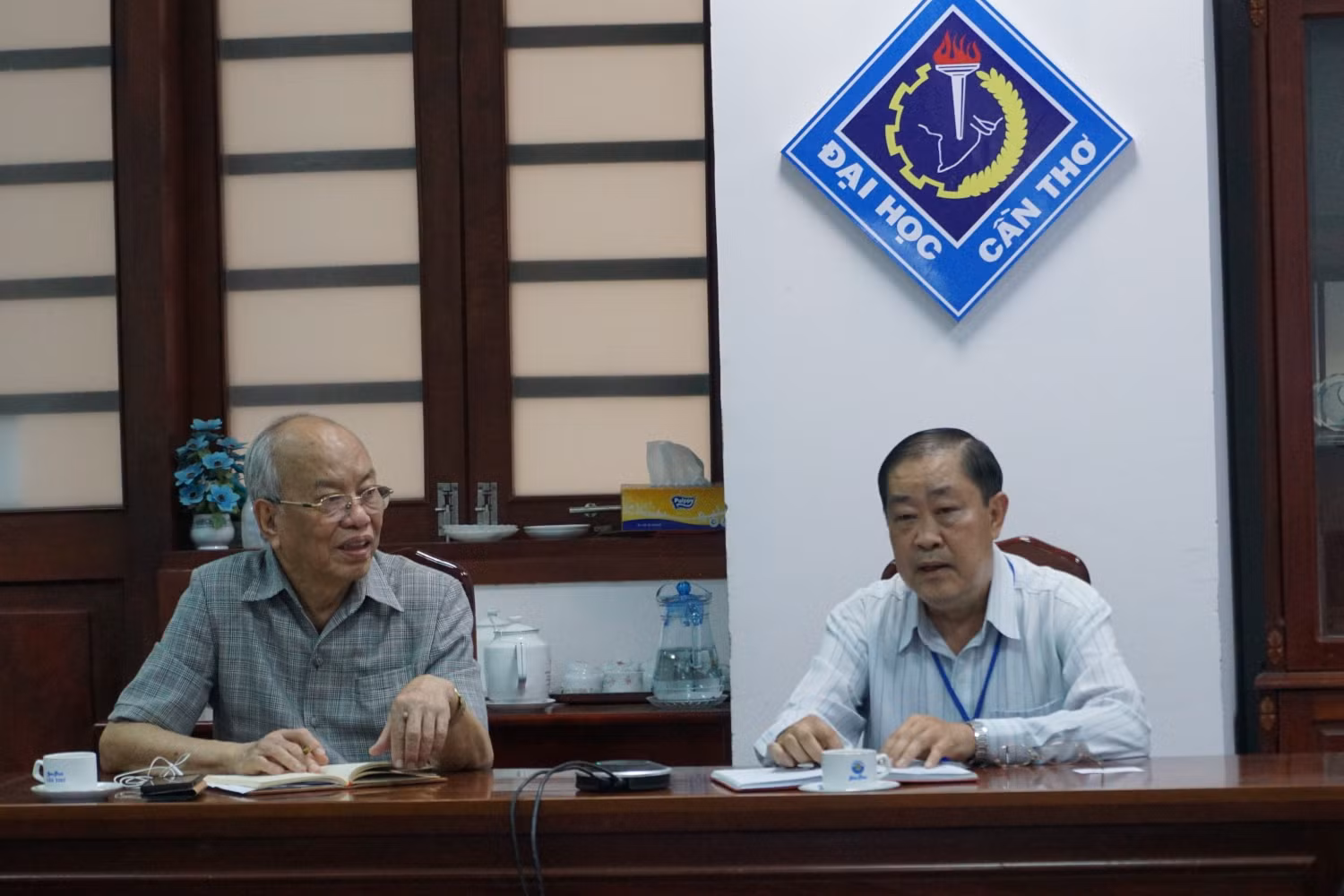 Giáo sư Hà Thanh Toàn (bên phải) cho biết, Trường Đại học Cần Thơ đang có hướng chuyển từ trường đại học thành đại học.