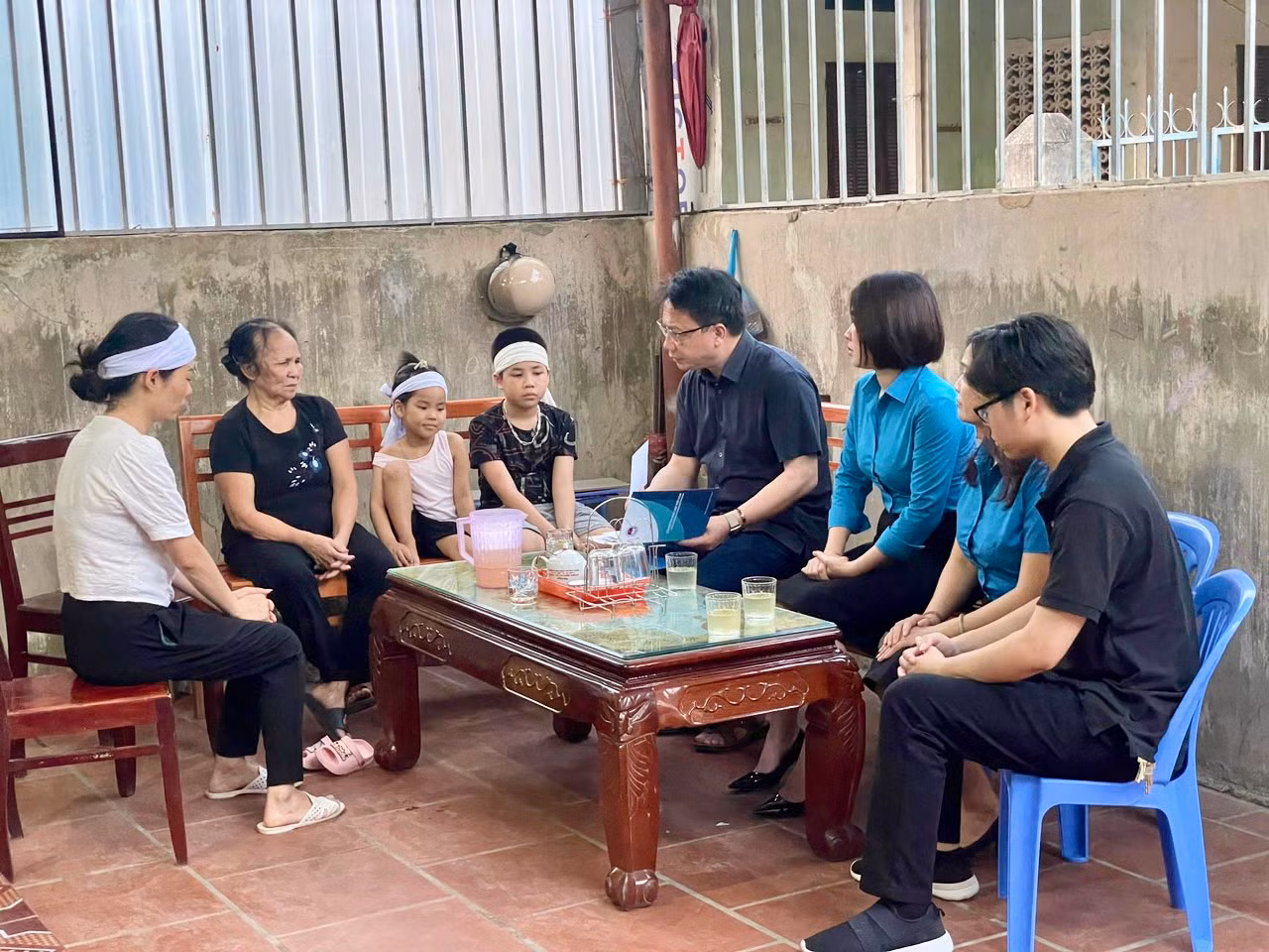 Chủ tịch Công đoàn Giáo dục Việt Nam Nguyễn Ngọc Ân đến thăm hỏi, chia buồn với gia đình cô giáo Mai Thị Yến. Chủ tịch Công đoàn Giáo dục Việt Nam Nguyễn Ngọc Ân đến thăm hỏi, chia buồn với gia đình cô giáo Mai Thị Yến.