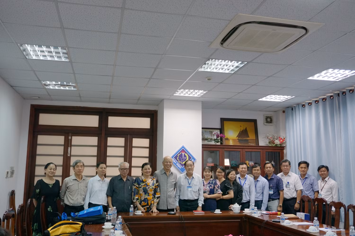 Lãnh đạo Hiệp hội chụp ảnh kỷ niệm cùng Giáo sư Hà Thanh Toàn và cán bộ Trường Đại học Cần Thơ.