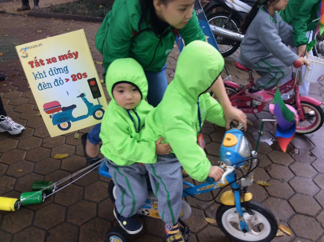 Các bé sẽ cùng đạp xe với những lá cờ mang thông điệp bảo vệ Trái Đất được gắn đằng sau. Ảnh: Hồng Nhung