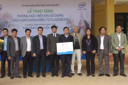 Đại diện các bên trao tặng Classbook cho nhà trường. Ảnh: EDC
