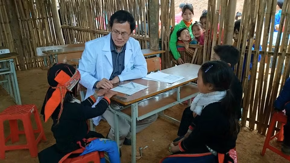 Hình ảnh "anh" vừa là bác sĩ vừa dạy học cho học trò vùng cao. Ảnh bác sĩ Vân cung cấp. Hình ảnh "anh" vừa là bác sĩ vừa dạy học cho học trò vùng cao. Ảnh bác sĩ Vân cung cấp.