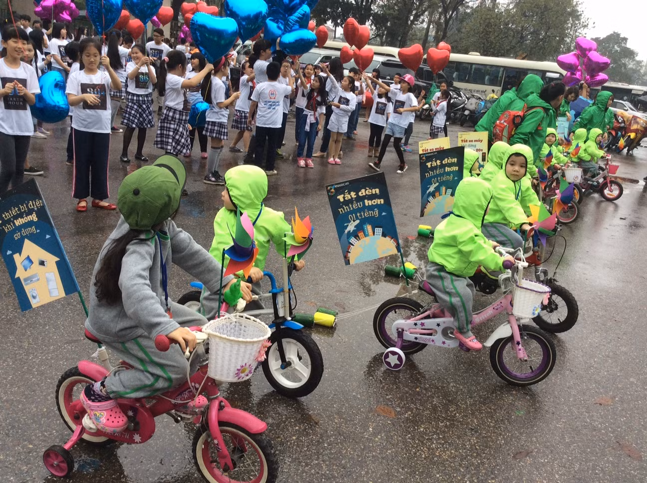 Cùng với các anh chị lớn, các bé trường mầm non thần đồng Bright School cũng tham gia cổ động. Ảnh: Hồng Nhung