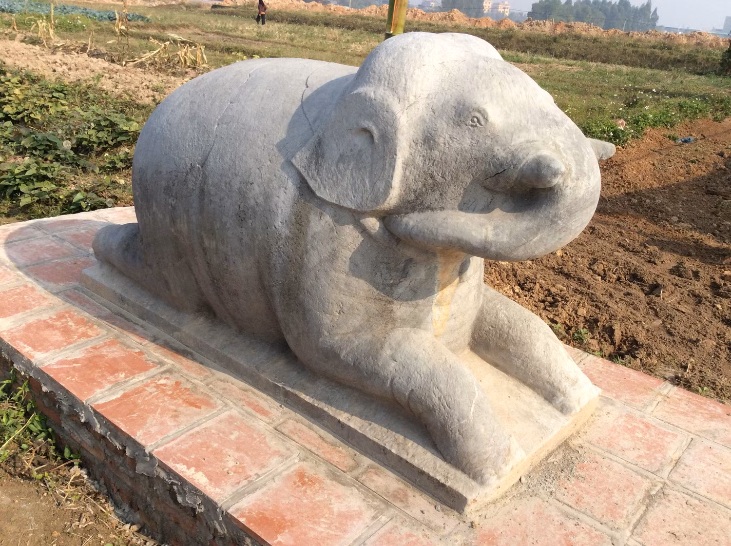 Ngay lối vào mộ cụ Đỗ Quận Công là hai con voi bằng đá. Ngay lối vào mộ cụ Đỗ Quận Công là hai con voi bằng đá.