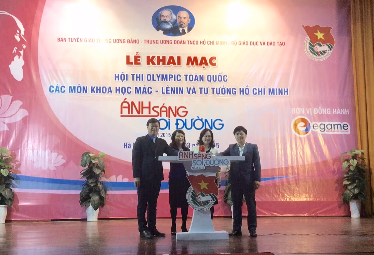 Các đại biểu bấm nút khai mạc Hội thi Olympic toàn quốc các môn Khoa học Mác – Lênin và Tư tưởng Hồ Chí Minh “Ánh sáng soi đường” năm 2015. Ảnh: Hồng Nhung Các đại biểu bấm nút khai mạc Hội thi Olympic toàn quốc các môn Khoa học Mác – Lênin và Tư tưởng Hồ Chí Minh “Ánh sáng soi đường” năm 2015. Ảnh: Hồng Nhung