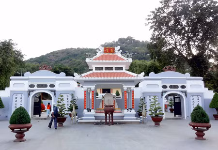 Lăng Thoại Ngọc Hầu ở Châu Đốc, An Giang. (Ngồn: vhttdlkv3.vn) Lăng Thoại Ngọc Hầu ở Châu Đốc, An Giang. (Ngồn: vhttdlkv3.vn)