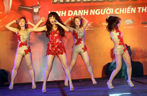 Màn hất tóc quen thuộc trong lúc biểu diễn của Hoàng Thùy Linh.