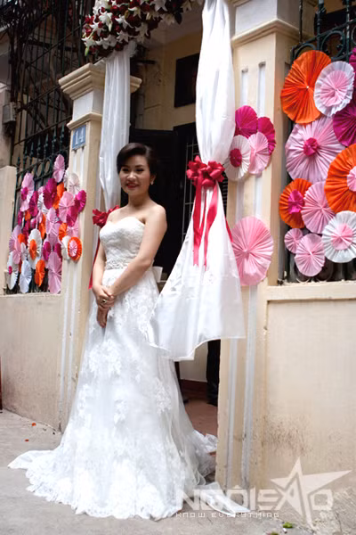 Trước khi chú rể đến đón, MC Hồng Nga rạng ngời trong váy cưới quây. Cô cũng hồi hộp không kém gì giáo sư "Xoay" trong ngày lên xe hoa. Trước khi chú rể đến đón, MC Hồng Nga rạng ngời trong váy cưới quây. Cô cũng hồi hộp không kém gì giáo sư "Xoay" trong ngày lên xe hoa.