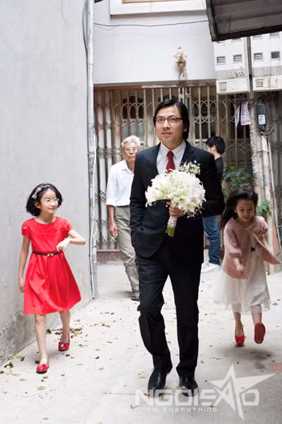 Sau quãng đường xa, khoảng 10h kém, chú rể đã có mặt ở nhà cô dâu. Sau quãng đường xa, khoảng 10h kém, chú rể đã có mặt ở nhà cô dâu.