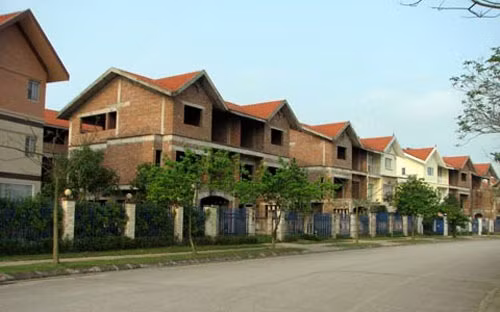 Thị trường biệt thự Hà Nội hiện có khoảng 13.000 căn, trong đó nhiều dự án vùng ven như Hoài Đức, Mê Linh không có người hỏi mua. Thị trường biệt thự Hà Nội hiện có khoảng 13.000 căn, trong đó nhiều dự án vùng ven như Hoài Đức, Mê Linh không có người hỏi mua.