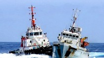Tàu Kiểm Ngư Việt Nam bị tàu tuần tra Trung Quốc đâm húc hung hãn và nguy hiểm khi tuần tra và yêu cầu Trung Quốc rút giàn khoan khỏi vùng đặc quyền kinh tế, thềm lục địa Việt Nam năm 2014. Ảnh: bluebird-electric.net.