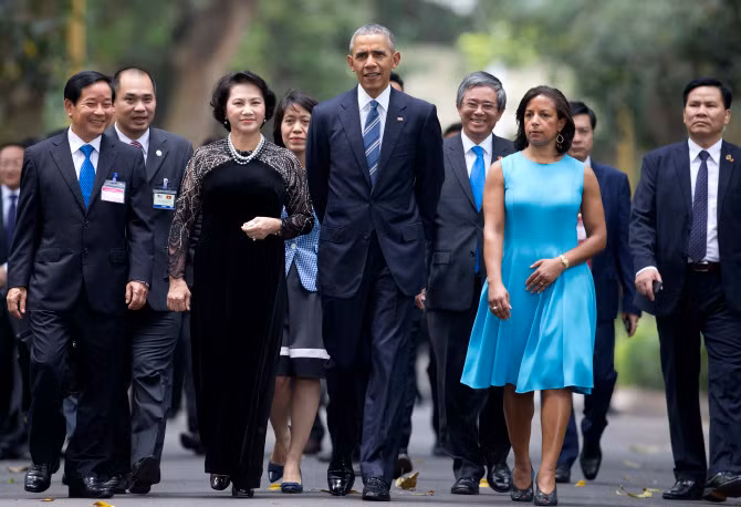 Tổng thống Mỹ Barack Obama thăm chính thức Việt Nam để thúc đẩy hữu nghị, hợp tác, góp phần duy trì hòa bình, ổn định và phát triển trong khu vực. Ảnh: Sun Times. Tổng thống Mỹ Barack Obama thăm chính thức Việt Nam để thúc đẩy hữu nghị, hợp tác, góp phần duy trì hòa bình, ổn định và phát triển trong khu vực. Ảnh: Sun Times.