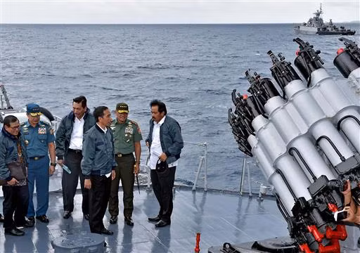 Ông Joko Widodo lên chiến hạm ngoài khơi Natuna kiểm tra khả năng tuần tra, bảo vệ vùng đặc quyền kinh tế, thềm lục địa trước sự xâm phạm của tàu Trung Quốc, Ảnh: Inquirer.