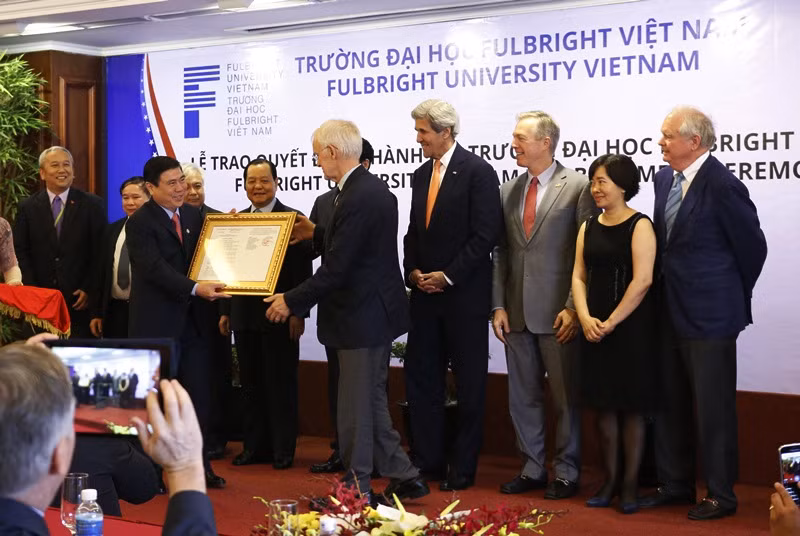 Chủ tịch Hội đồng Tín thác Đại học Fulbright Việt Nam Bob Kerrey đón nhận quyết định thành lập trường từ Chủ tịch Ủy ban Nhân dân thành phố Hồ Chí Minh Nguyễn Thành Phong. Ảnh: Trung Dũng / nguoidothi.vn. Chủ tịch Hội đồng Tín thác Đại học Fulbright Việt Nam Bob Kerrey đón nhận quyết định thành lập trường từ Chủ tịch Ủy ban Nhân dân thành phố Hồ Chí Minh Nguyễn Thành Phong. Ảnh: Trung Dũng / nguoidothi.vn.