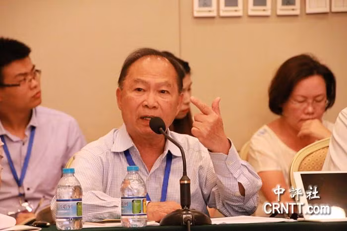 Giáo sư Nguyễn Mạnh Hùng (giữa), ảnh: CNRTT.