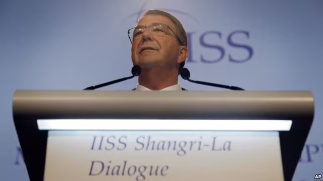 Bộ trưởng Quốc phòng Hoa Kỳ Ash Carter phát biểu tại Đối thoại Shangri-la năm nay. Ảnh: AP.