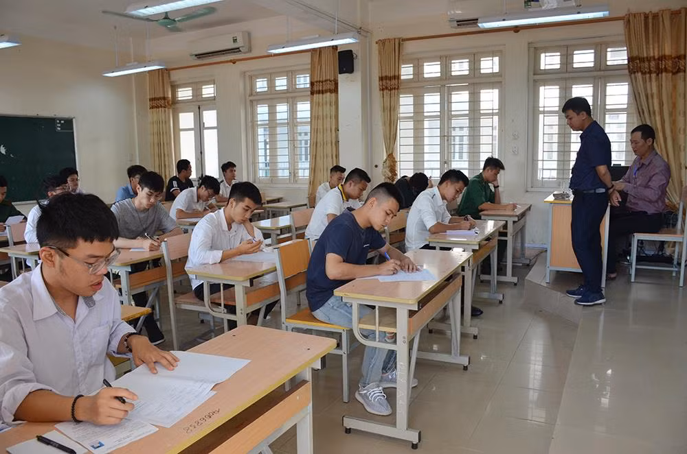 Các thí sinh hoàn thành bài thi đầu tiên là môn Ngữ Văn (Ảnh: CTV)