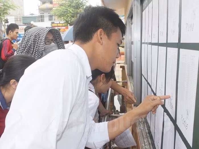 Thí sinh tìm phòng thi tại điểm trường Trung học phổ thông Gia Lộc (Ảnh: Báo Hải Dương) Thí sinh tìm phòng thi tại điểm trường Trung học phổ thông Gia Lộc (Ảnh: Báo Hải Dương)