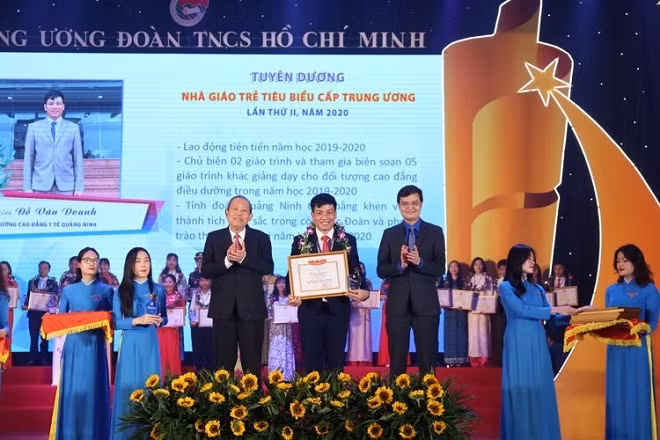 Thầy giáo Đỗ Văn Doanh nhận bằng khen và kỷ niệm chương "Nhà giáo trẻ tiêu biểu cấp Trung ương năm 2020" - Ảnh: Nhân vật cung cấp Thầy giáo Đỗ Văn Doanh nhận bằng khen và kỷ niệm chương "Nhà giáo trẻ tiêu biểu cấp Trung ương năm 2020" - Ảnh: Nhân vật cung cấp