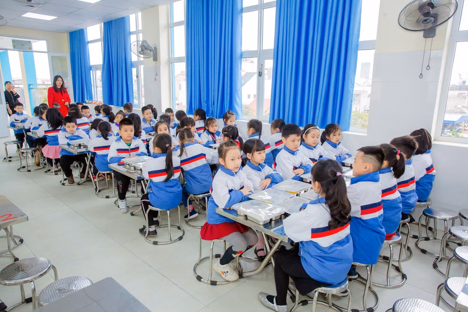 Học sinh từ lớp 1 đến lớp 3 được ăn bán trú tại trường bảo đảm chất lượng (Ảnh: Lã Tiến) Học sinh từ lớp 1 đến lớp 3 được ăn bán trú tại trường bảo đảm chất lượng (Ảnh: Lã Tiến)