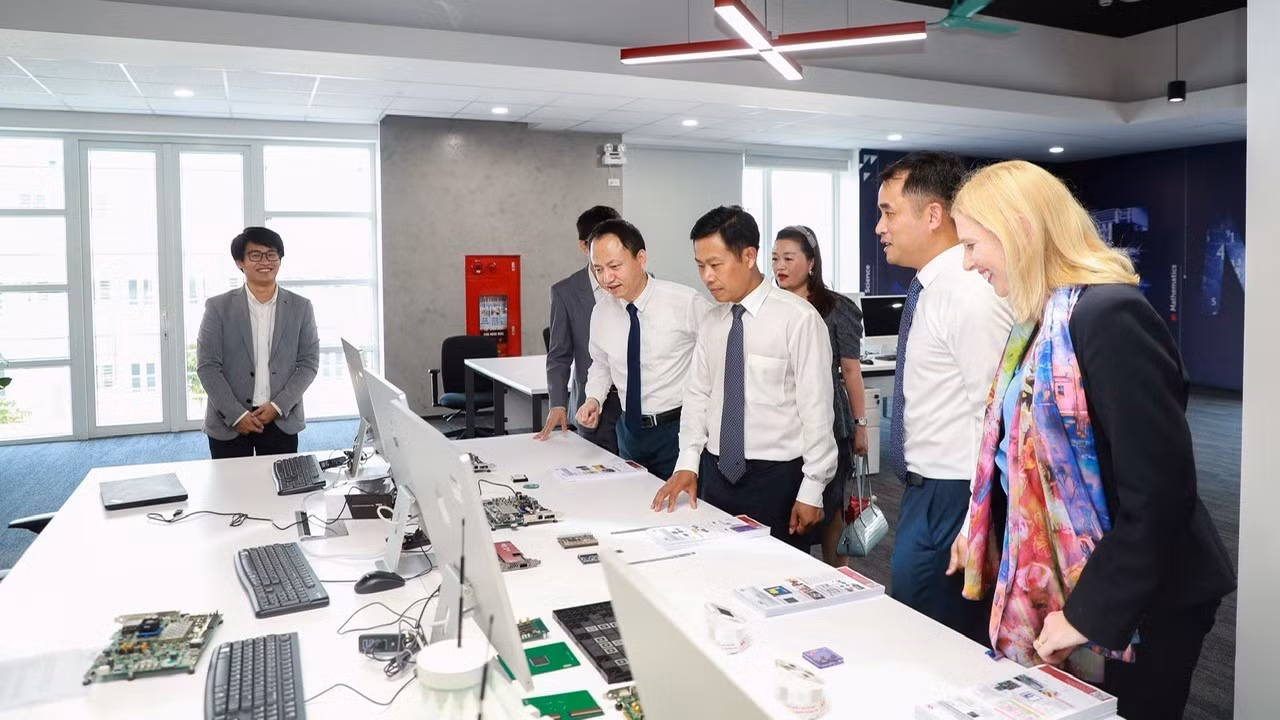 Buổi giới thiệu sản phẩm nghiên cứu tại Innovation-Hub, Viện Công nghệ Thông tin, Đại học Quốc gia Hà Nội. Ảnh: NVCC