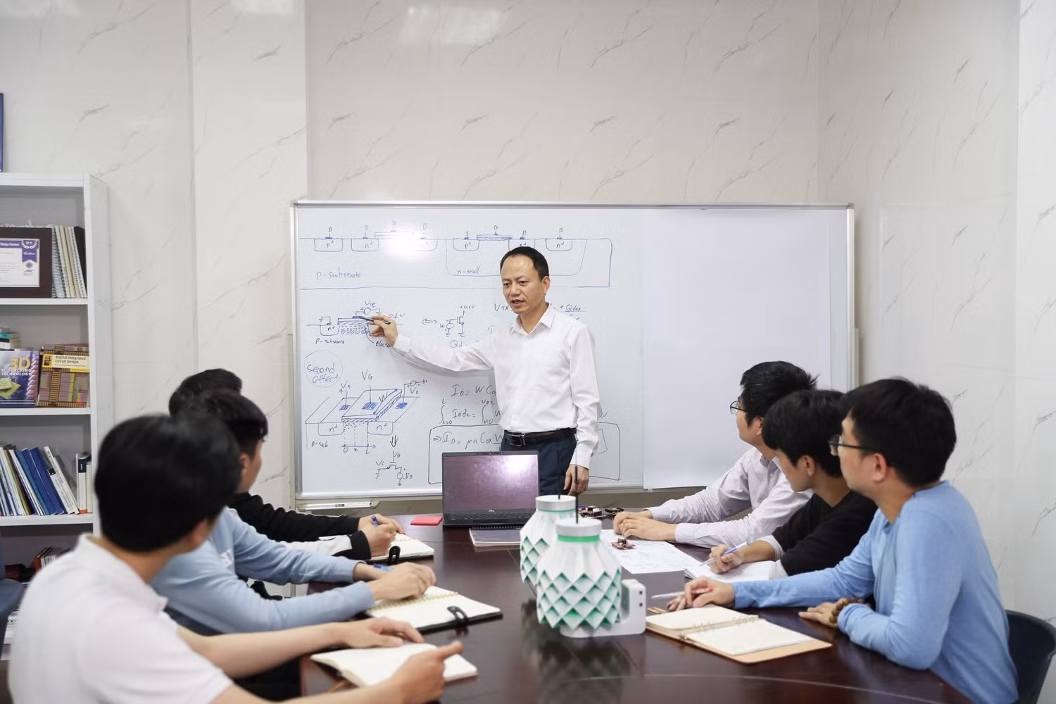 Giáo sư, Tiến sĩ Trần Xuân Tú đang hướng dẫn nhóm nghiên cứu. Ảnh: NVCC