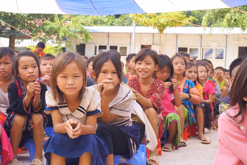 Học sinh nơi đây chủ yếu thuộc các dân tộc: Cống, Dao, H’Mông. Ở đây phụ nữ đa phần không biết nói tiếng phổ thông, nên các thầy cô thuyết phục cho trẻ đến trường không hề dễ. Và để dạy cho trẻ, các thầy cô giáo từ dưới xuôi lên phải học tiếng của trẻ - tiếng Mông, tiếng Dao rồi mới dạy được tiếng Kinh. Theo chia sẻ, năm 2012 xã mới có đường xe máy để đi. 2 năm sau, năm 2014 mới có chuyến xe ô tô đầu tiên lên xã và đến năm 2016 mới có điện để thắp sáng. Bệnh viện ở xa - cách điểm trường trung tâm gần 100 cây số, đi bộ mất khoảng 6 – 7 tiếng đồng hồ mới ra được đường lớn để bắt xe.