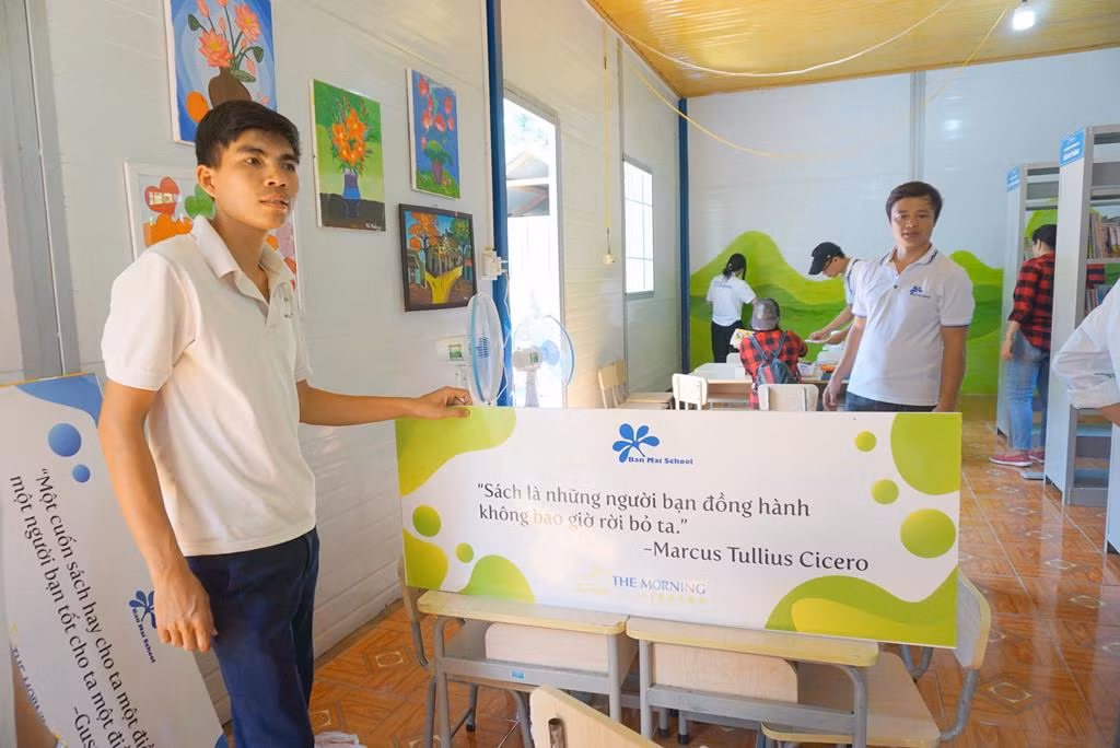 Thầy Phạm Văn Ninh (Phó Hiệu trưởng, quê Hải Dương) vừa treo biển trang trí thư viện, vừa chia sẻ: “Thư viện được xây trên bãi đất đầy đá sỏi của trường, là một niềm vui mừng khôn xiết cho học trò vùng cao khó khăn như Nậm Chà, tiếp thêm động lực để các thầy cô bám bản bám trường vì các em".