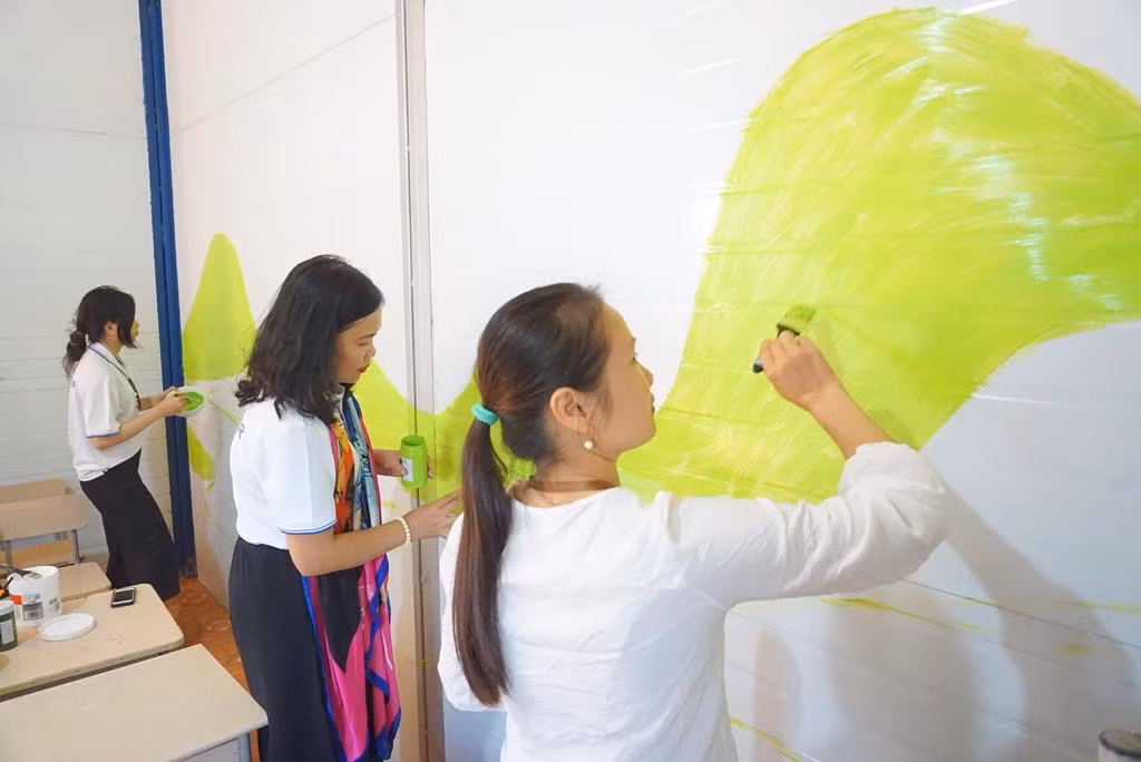 Không gian thư viện cũng đang được các thầy cô trang trí với những mảng màu tươi sáng của hy vọng, những bức tranh ấm áp về hoa và làng quê.