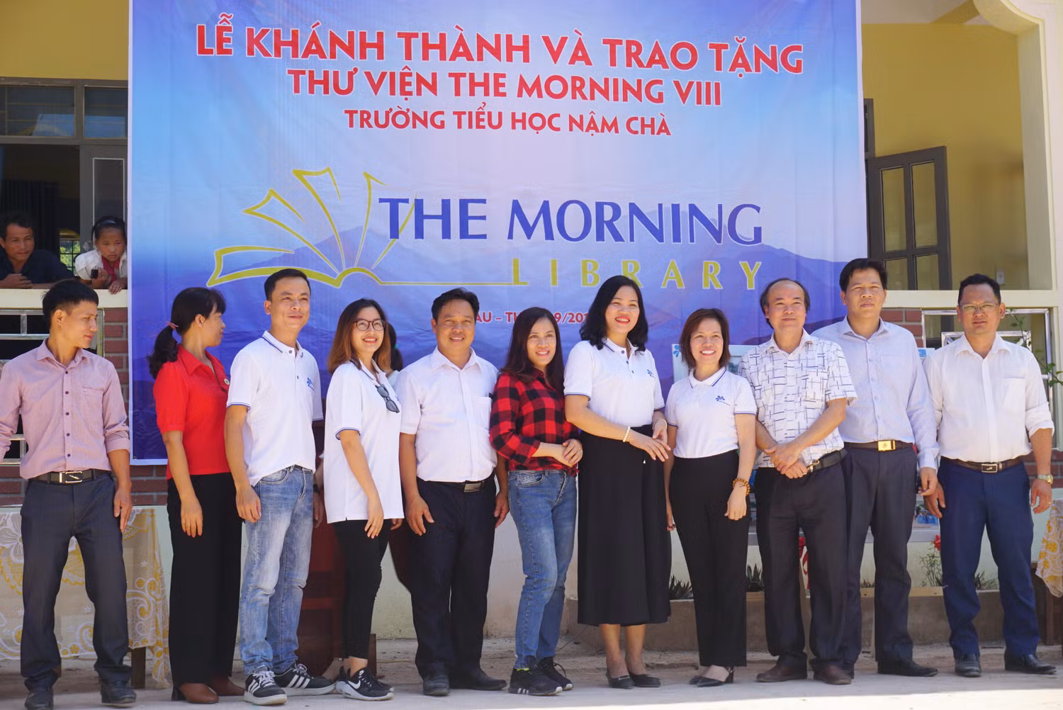 Cô Mai Thị Lan Anh - Chủ tịch Hệ thống giáo dục Ban Mai (thứ 4 từ phải sang) hy vọng, thư viện The Morning VIII là cầu nối để các con học sinh có nhiều cơ hội để tiếp cận với tri thức, thế giới xung quanh. Ảnh: Nhà trường cung cấp