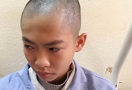 Em Cao Kiên Cường đã phải nhập viện điều trị sau khi bị thầy giáo tát 2 cái Em Cao Kiên Cường đã phải nhập viện điều trị sau khi bị thầy giáo tát 2 cái