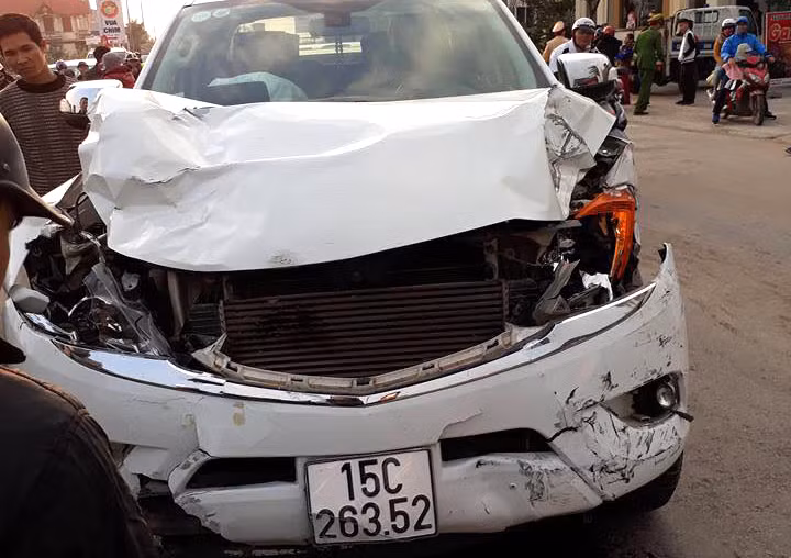 Chiếc xe bán tải tông chết hai nữ sinh chỉ dừng lại khi tiếp tục tông vào hai xe ô tô ngược chiều. ảnh: ĐH.