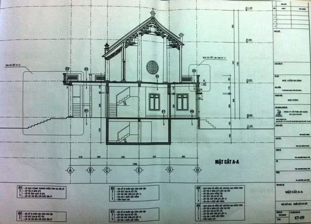 Mặt cắt A-A thể hiện các chi tiết như: Lát gạch Ceranic chống trơn hoa văn cổ, lớp vữa xi-măng, sàn gỗ tự nhiên màu xám cánh gián sậm, lăn sơn 3 mầu trắng, gạch nung đỏ giếng đáy loại chống trơn...