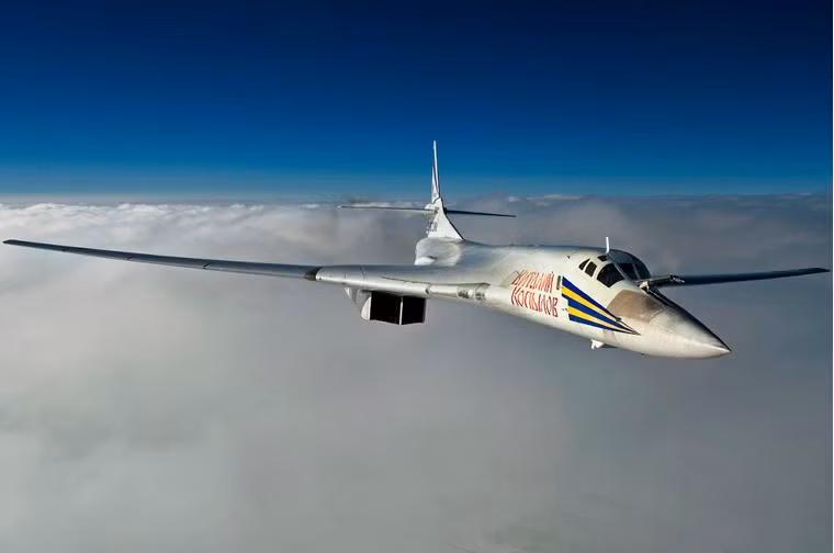 Máy bay ném bom chiến lược Tu-160 Nga