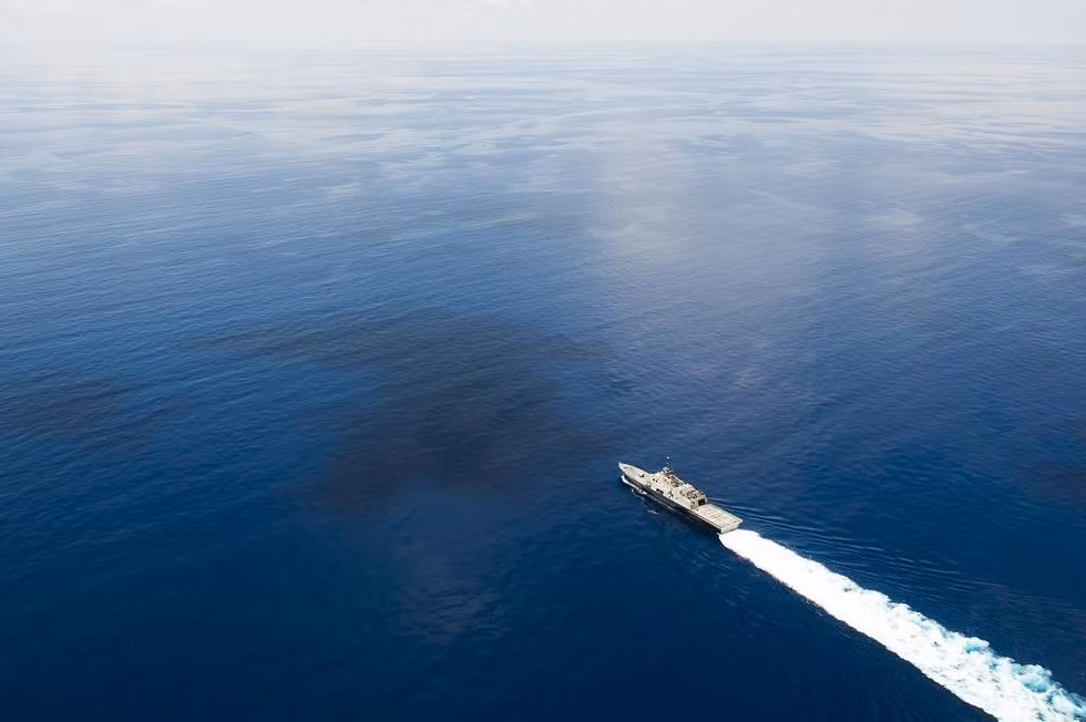 Tàu tuần duyên USS Fort Worth Hải quân Mỹ hoạt động ở gần đảo Trường Sa của Việt Nam, bị tàu hộ vệ Diêm Thành (biên chế cho Hạm đội Bắc Hải, Hải quân Trung Quốc vào năm 2012) theo dõi (nguồn báo Hoàn Cầu, Trung Quốc)