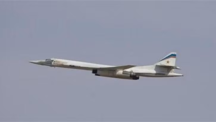 Máy bay ném bom chiến lược Tu-160 Nga
