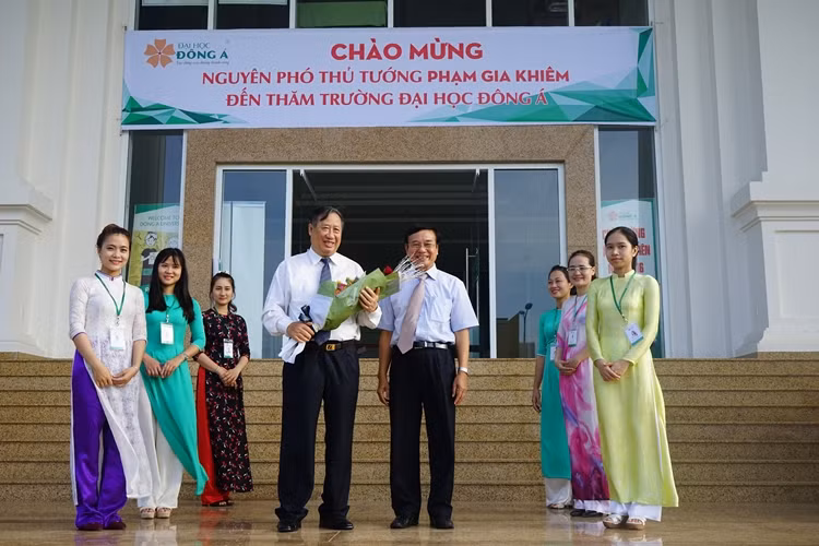 Nguyên Phó thủ tướng Phạm Gia Khiêm tham quan cơ sở giảng dạy và học tập của Đại học Đông Á. Ảnh: Hoàng Tuấn