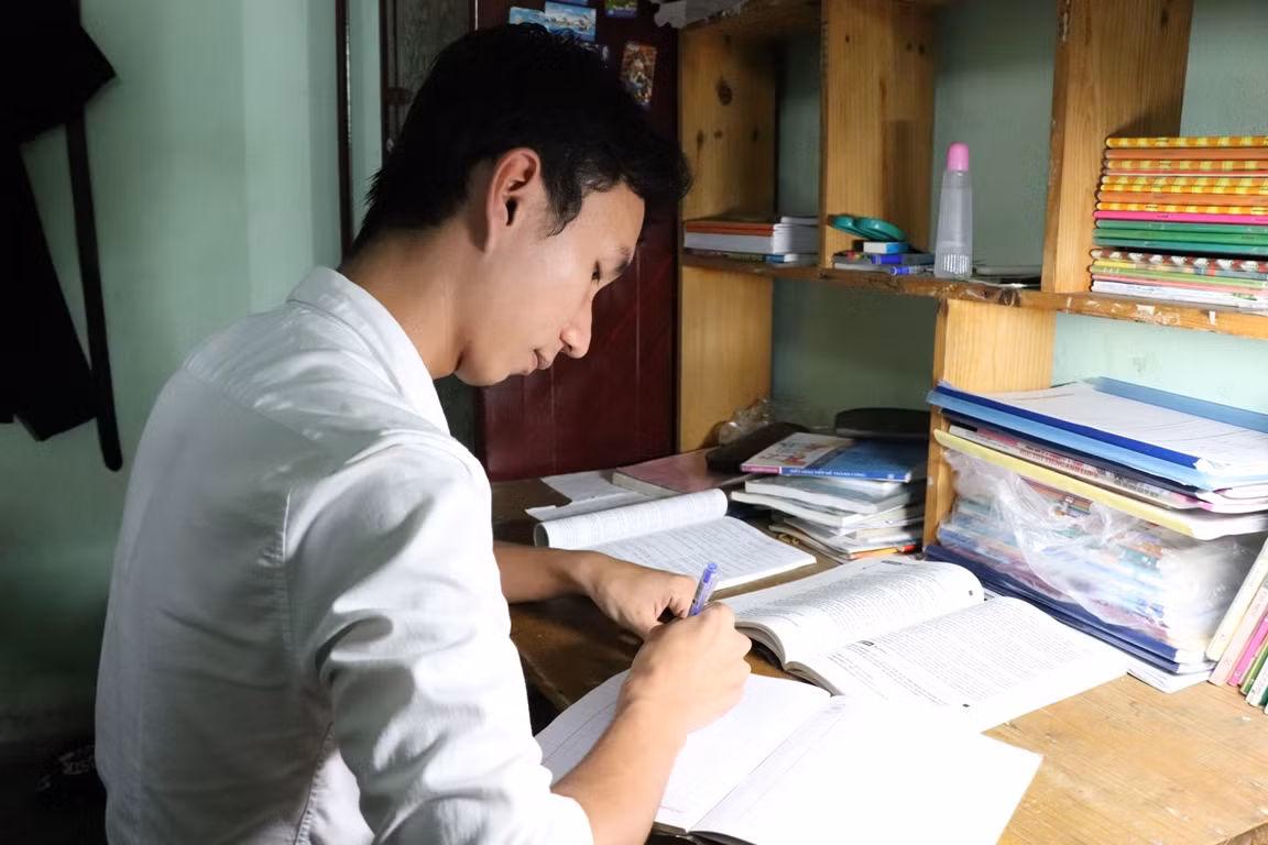 Nam sinh đạt 9,75 điểm môn Ngữ văn và ước mơ trở thành thầy giáo. Ảnh: ĐT