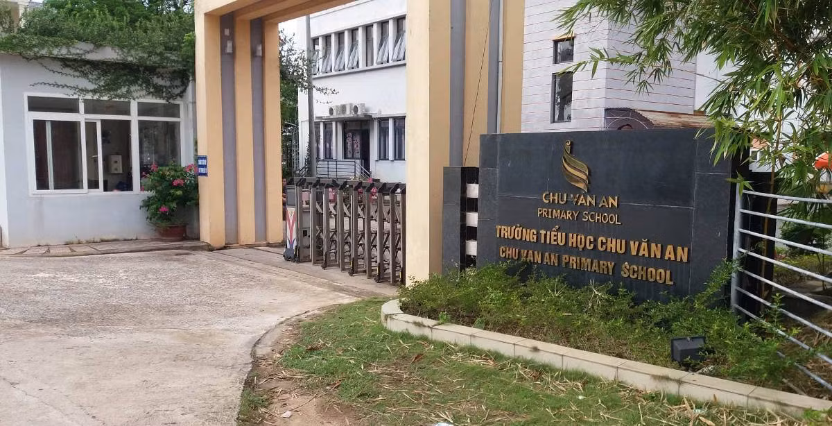 Nhiều giáo viên trong hệ thống giáo dục Chu Văn An phải ký một bản hợp đồng lao động "oái ăm" và bị giữ bằng cấp. Ảnh: NP Nhiều giáo viên trong hệ thống giáo dục Chu Văn An phải ký một bản hợp đồng lao động "oái ăm" và bị giữ bằng cấp. Ảnh: NP